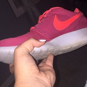 pink and orange nike roshes